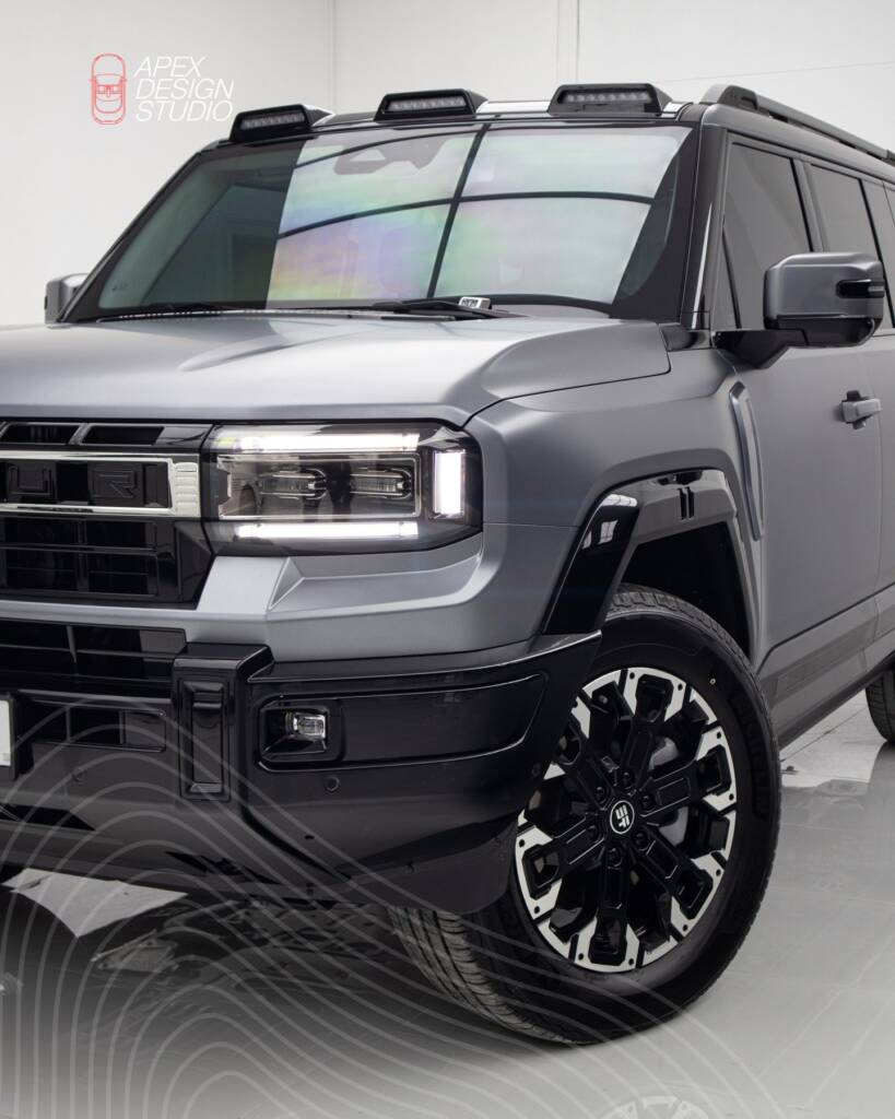Jetour G700 Black Edition front detail with headlight, gloss black trim and wheel, Dubai