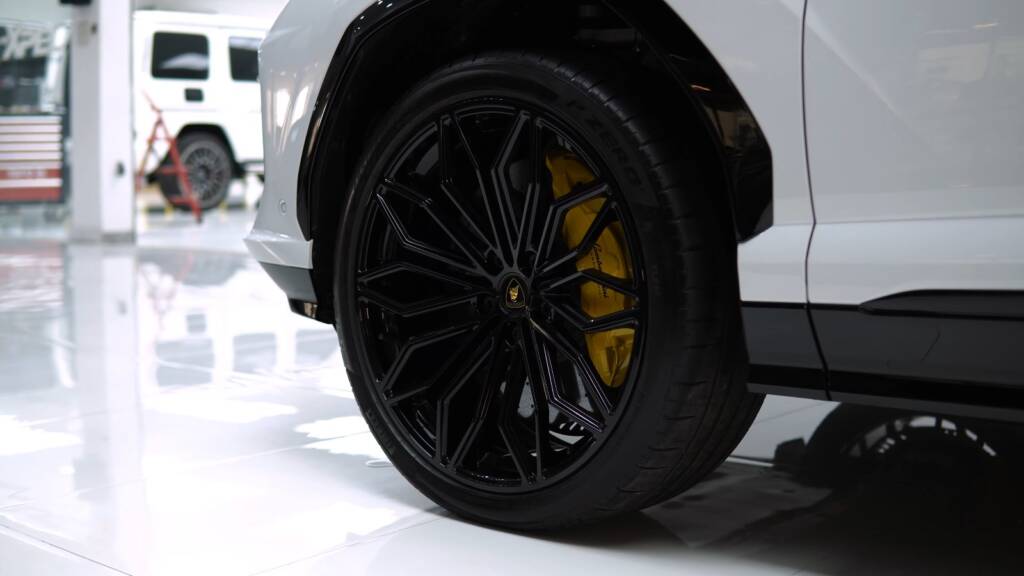 Wheel and yellow calipers of a white Lamborghini Urus SE