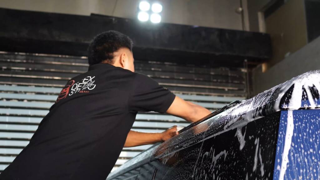 Washing the roof of a Land Rover Defender 130