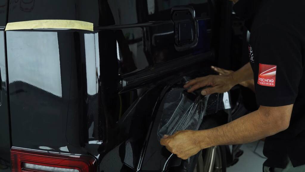 Wrapping PPF edges on a Mercedes-AMG G63 door