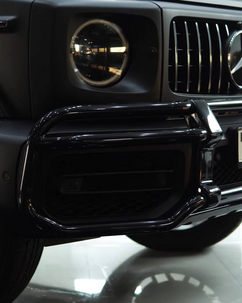 Mercedes-AMG G63 front bumper and grille in satin black after colour change