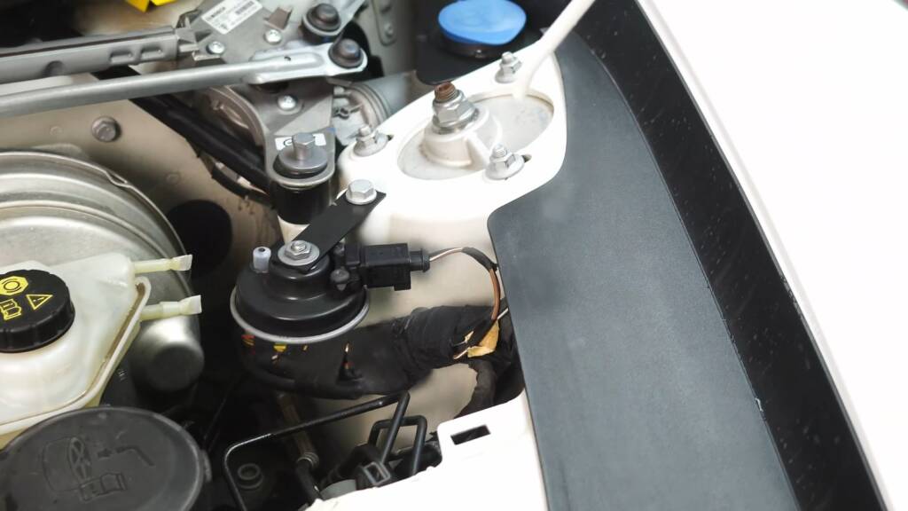 Dry ice around a Porsche 911 GT3 brake fluid reservoir