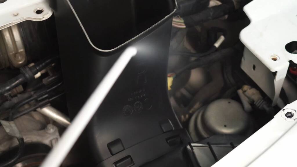 Dry ice nozzle working on a Porsche 911 GT3 engine side