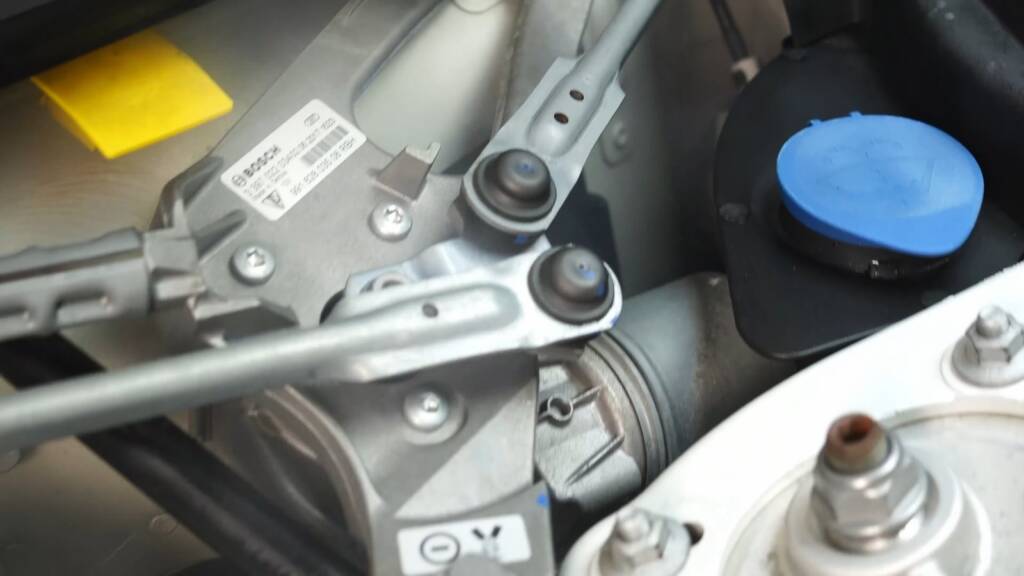 Porsche 911 GT3 strut top during dry ice cleaning