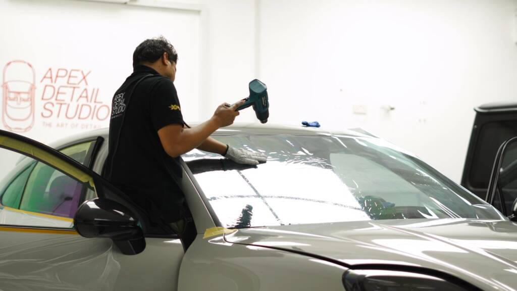 Installer heat-shaping film on the windscreen of a Porsche Cayenne GTS