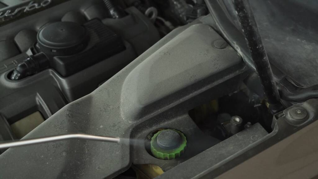 Porsche Cayenne Turbo strut brace area before dry ice