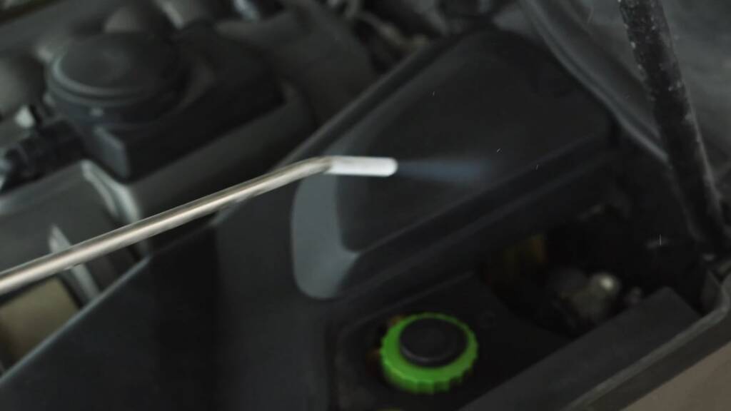 Dry ice nozzle on a Porsche Cayenne Turbo brace
