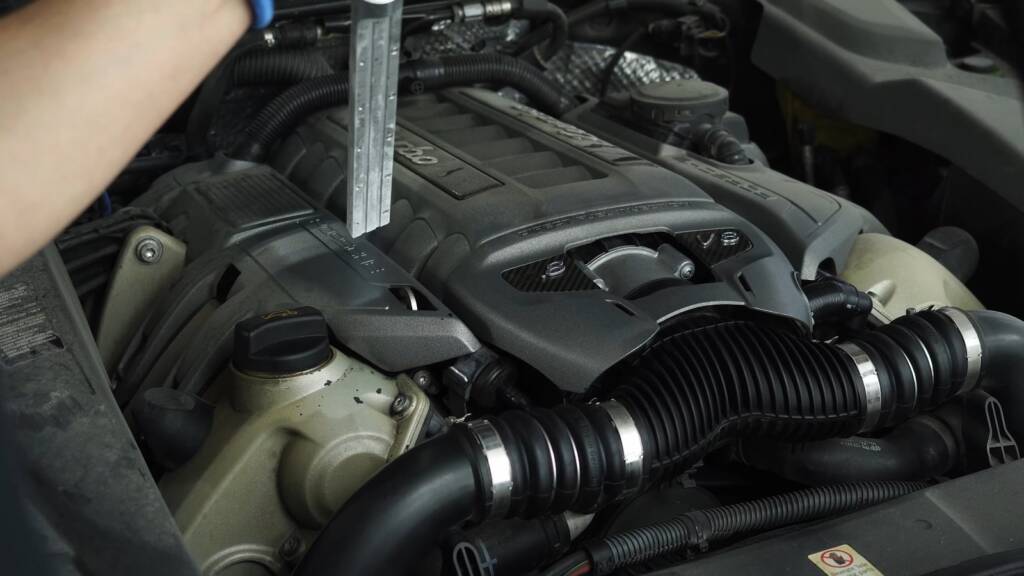 Dry ice nozzle starting on a Porsche Cayenne Turbo engine bay