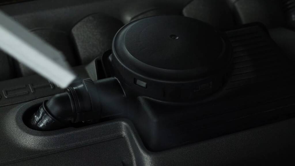 Dry ice cleaning around a Porsche Cayenne Turbo oil cap