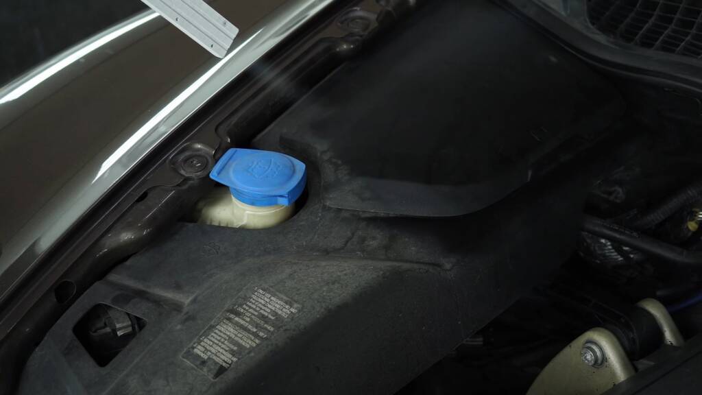 Dry ice cleaning a Porsche Cayenne Turbo reservoir area