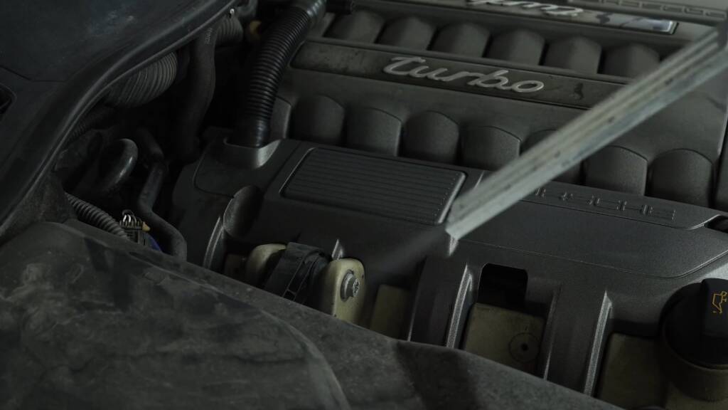 Dry ice cleaning a Porsche Cayenne Turbo engine cover