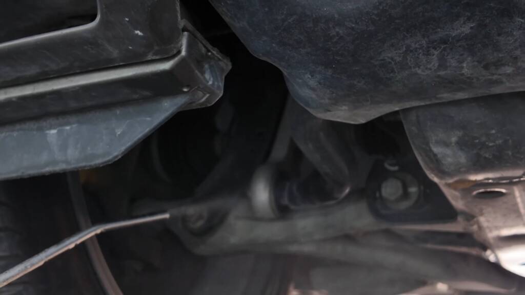 Porsche Cayenne Turbo underbody before dry ice cleaning