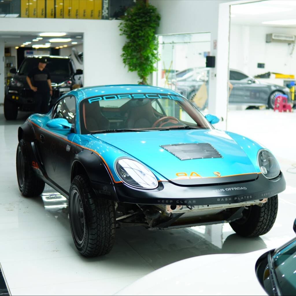 Front three quarter of the teal and black Zeus OffRoad Porsche Cayman S off road build in Dubai