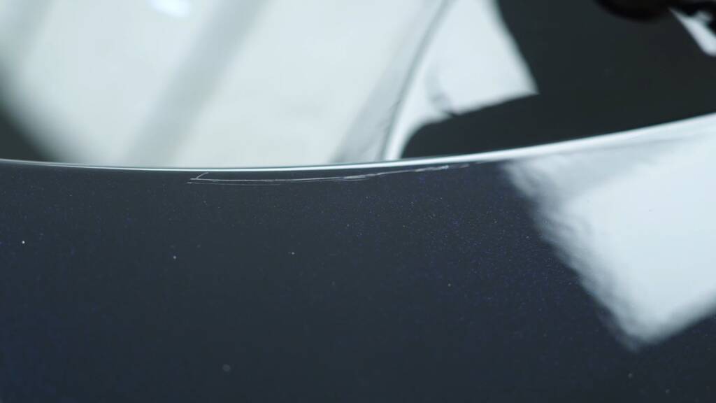 Blade mark in the paint of a Range Rover from hand-cut PPF