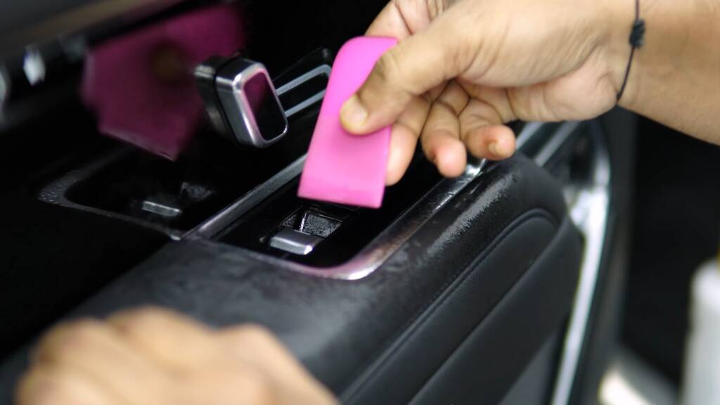Protection film on the centre console of a Range Rover