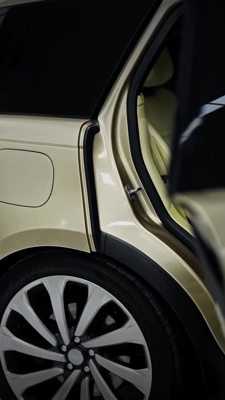 Range Rover door shut in the original champagne colour in Dubai