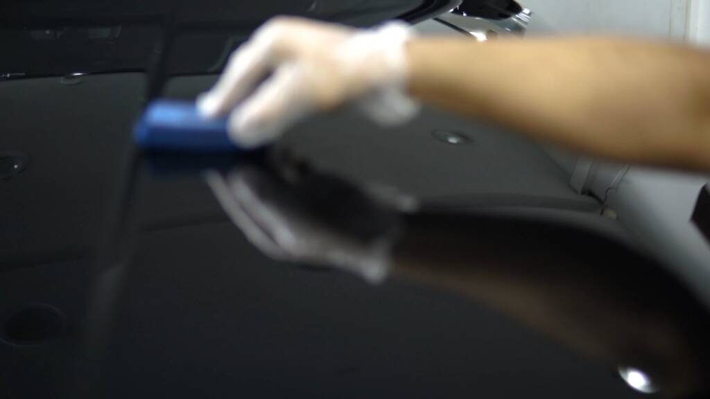 Levelling ceramic coating on a black Rolls-Royce Cullinan