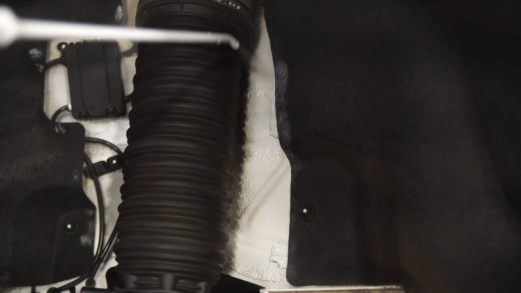 Rolls-Royce Wraith air suspension strut before dry ice cleaning