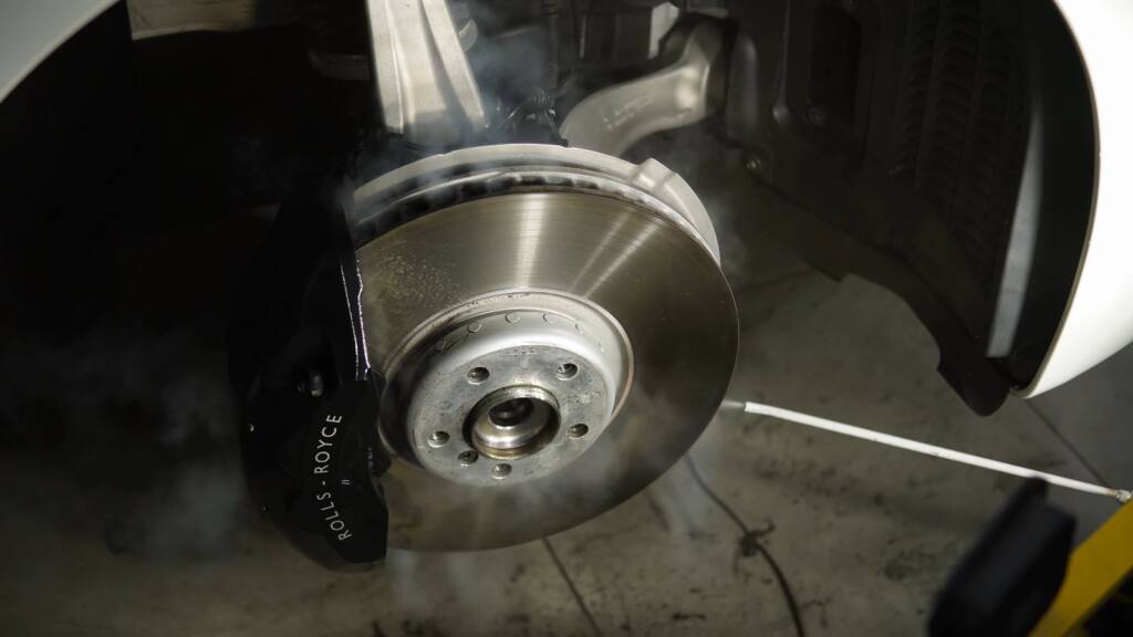 Rolls-Royce Wraith brake disc during dry ice cleaning