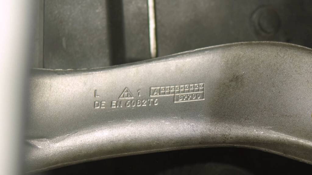 Rolls-Royce Wraith control arm cleaned with dry ice