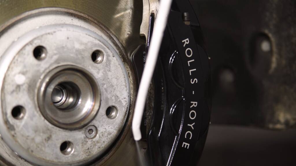 Rolls-Royce Wraith hub and caliper after dry ice cleaning