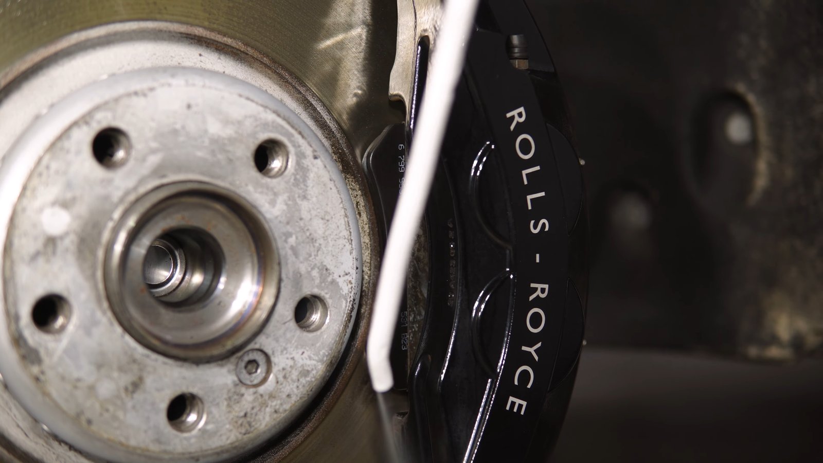 Rolls-Royce Wraith hub and brake caliper cleaned with dry ice in Dubai