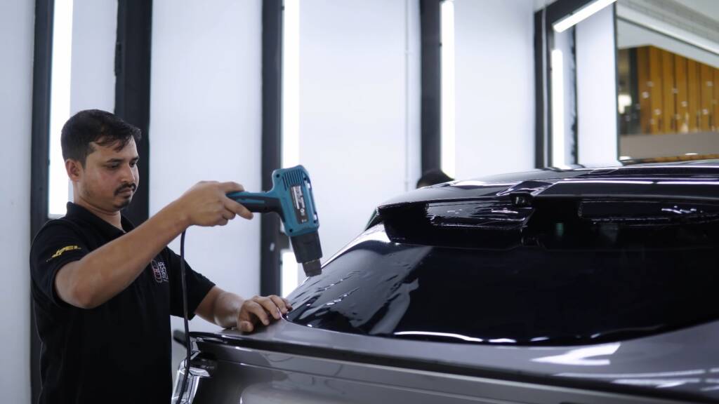 Installer heat-shaping tint on the rear glass of a Xiaomi YU7 Max